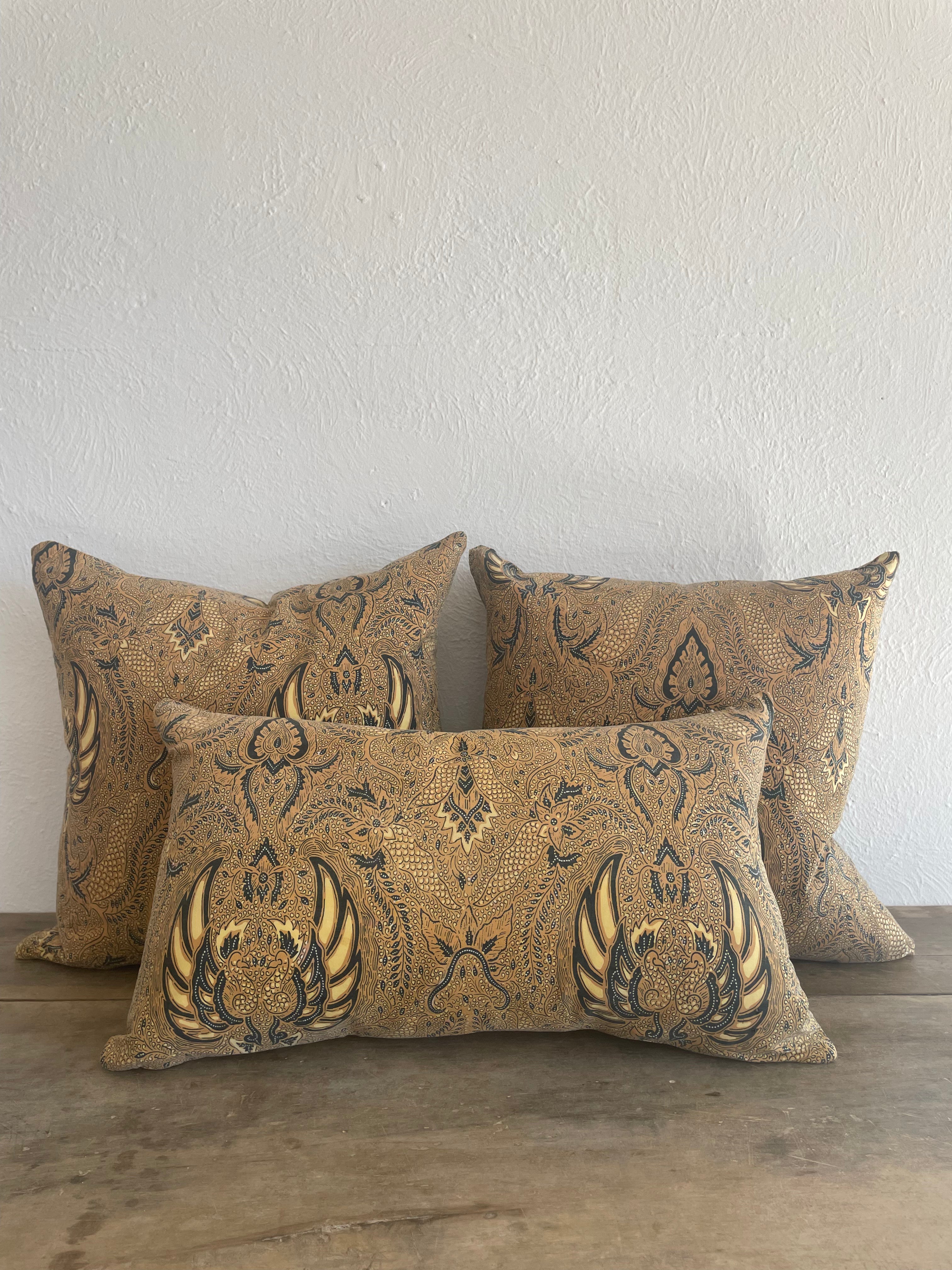 Vntg Balinese Phenix Palomino/Navy Pillow